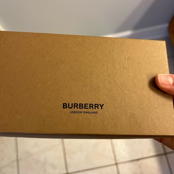 Burberry Sunglasses- Polarized- Authentic- case, wipe, manual, & box included - Picture 5 of 7